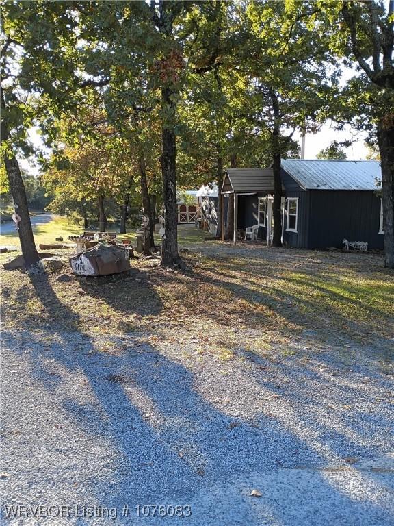 view of yard featuring an outdoor structure