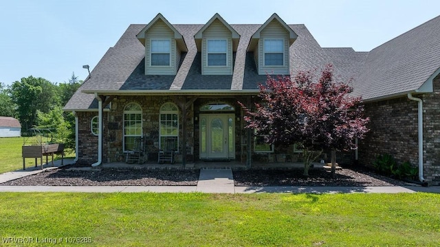 view of front of property featuring a front lawn and covered porch