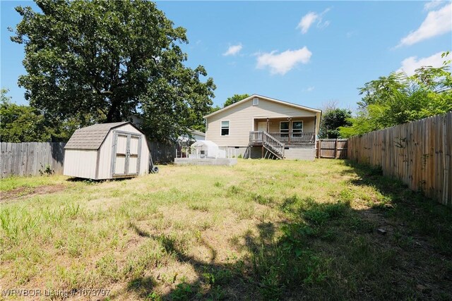 view of yard with a storage unit