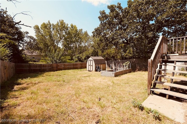 view of yard with a shed