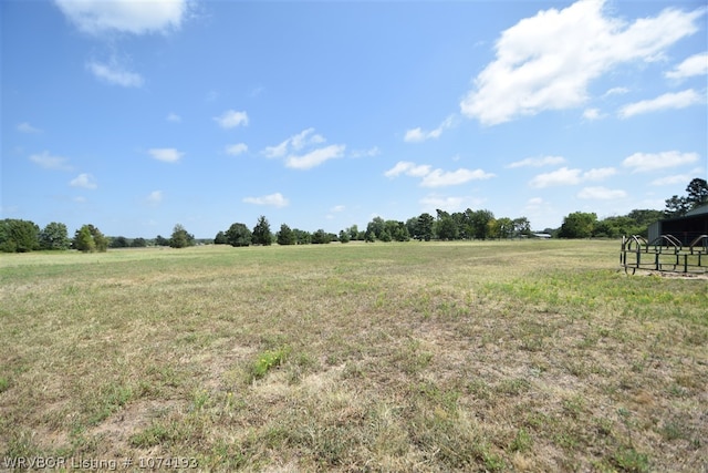 view of yard featuring a rural view