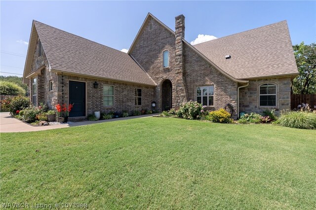 view of front of home featuring a front yard