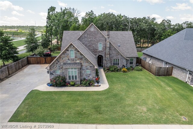 view of front of property with a front yard