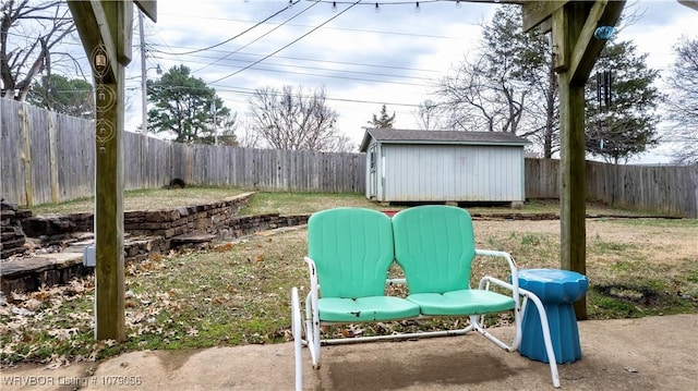 view of yard with a storage unit