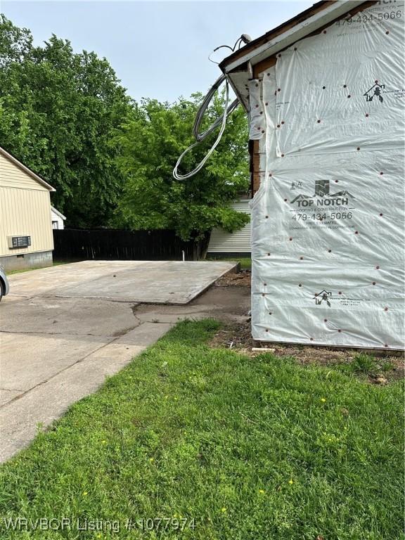 1022 20th St, Fort Smith, AR 72901 - view of side of property with a yard