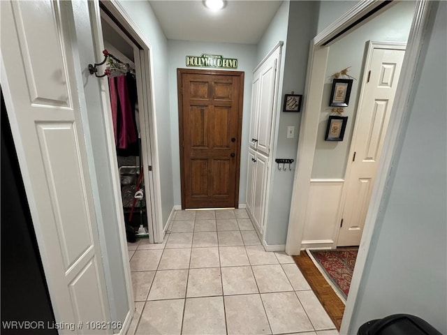 1721 Armistead Rd, Fort Smith, AR 72916 - foyer entrance with light tile patterned floors and baseboards