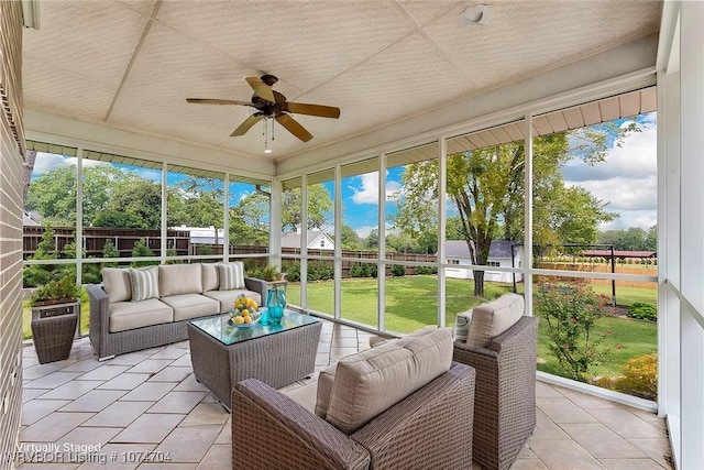 sunroom with ceiling fan