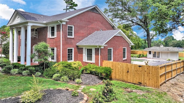 view of side of property featuring a lawn