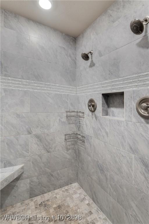 bathroom featuring tiled shower