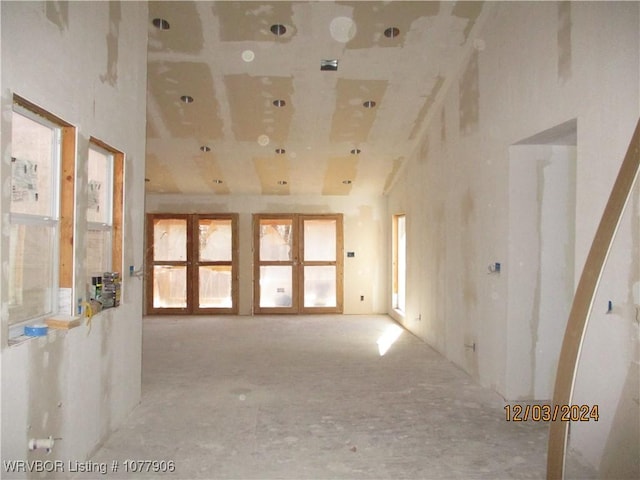 empty room with a towering ceiling