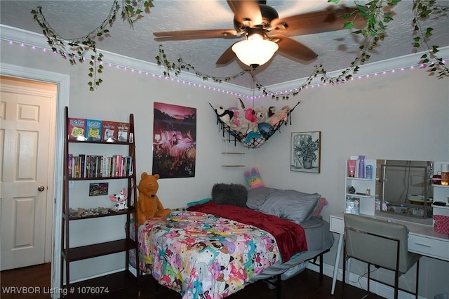 bedroom featuring ceiling fan and a textured ceiling