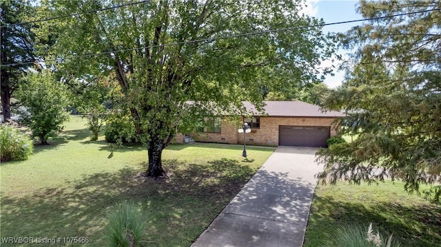 view of front facade featuring a front yard and a garage