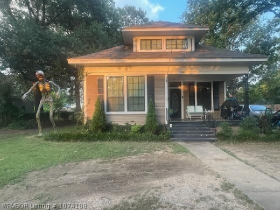 view of front of house featuring a porch