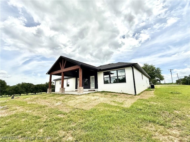 2948 N Hwy 282, Van Buren, AR 72956 - view of front facade featuring a front lawn, a patio area, and brick siding