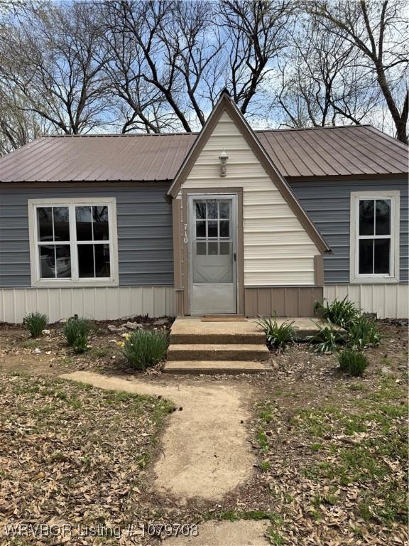 710 S Mulberry St, Sallisaw, OK 74955 - view of front of house with entry steps and metal roof