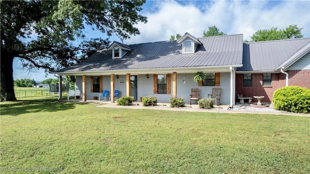 view of front facade featuring a porch, fence, and a front yard