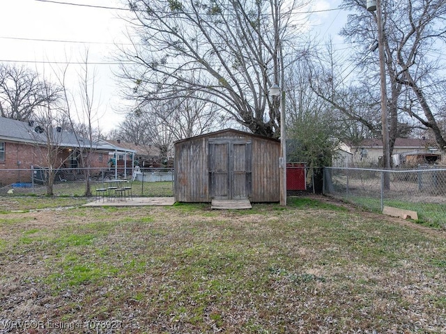 view of yard with a storage shed