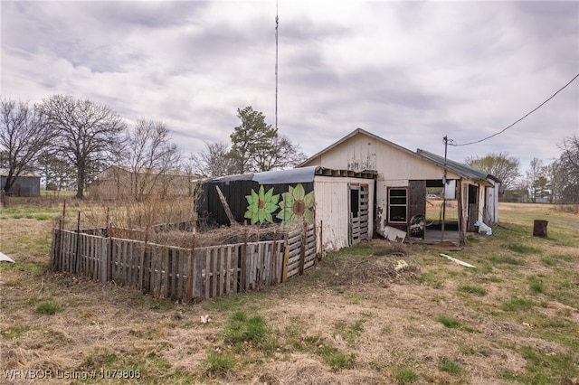 475616 E 1060th Rd, Muldrow, OK 74948 - exterior space featuring an outdoor structure, a pole building, and fence