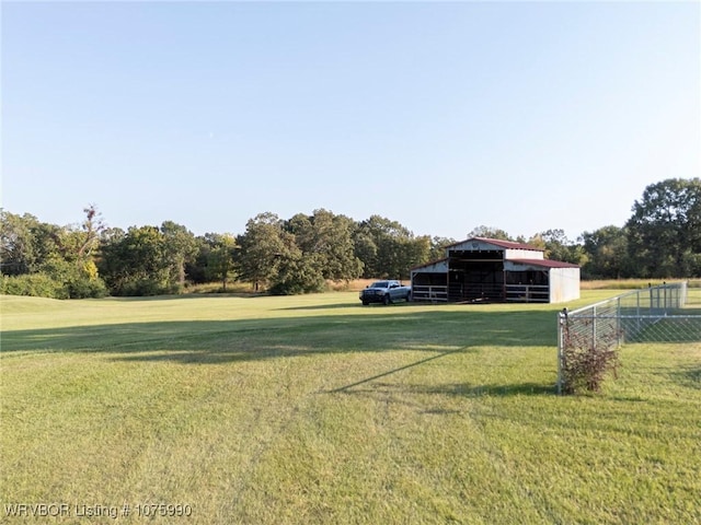 view of yard featuring an outdoor structure