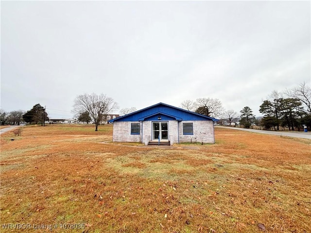 exterior space featuring a lawn