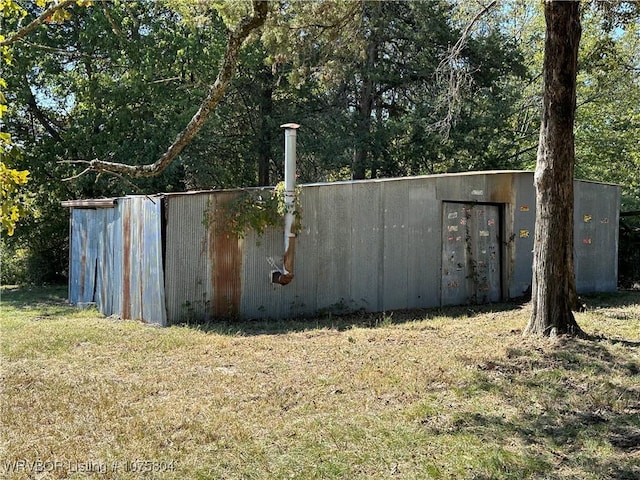 view of outdoor structure featuring a yard