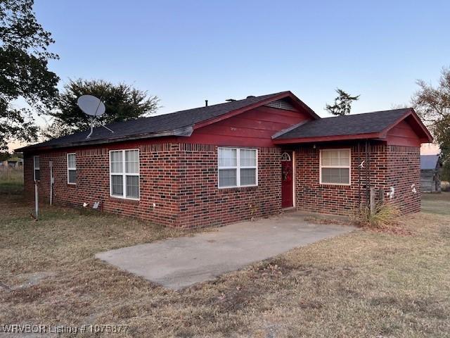 single story home featuring a front lawn