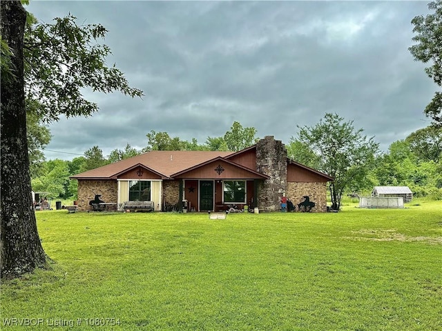 single story home featuring a front yard