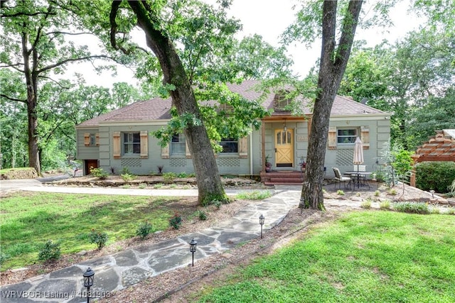 1232 Elizabeth Ln, Fort Smith, AR 72903 - view of front of property with a front lawn and roof with shingles