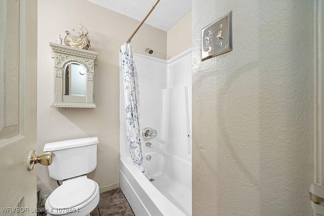 bathroom featuring shower / tub combo with curtain, a textured ceiling, and toilet