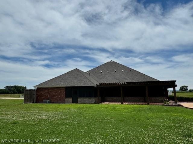 view of side of property featuring a lawn