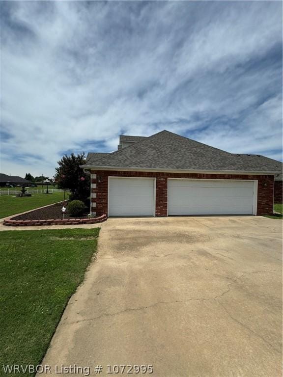 view of front of property featuring a front lawn and a garage