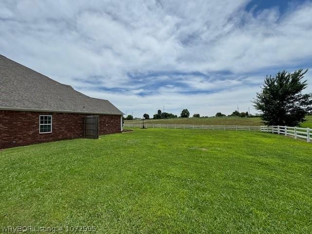 view of yard featuring a rural view