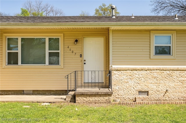 entrance to property featuring crawl space