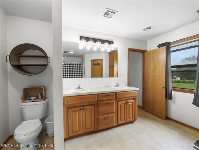 34590 Latam Ridge Rd, Shady Point, OK 74956 - bathroom with double vanity, toilet, baseboards, and curtained shower