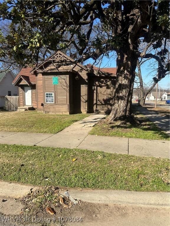 view of front of house with a front lawn