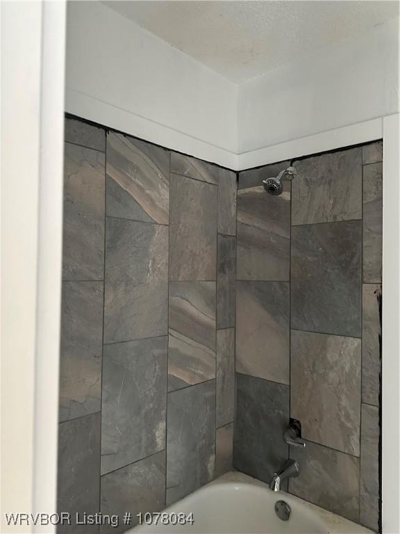 bathroom featuring tiled shower / bath combo