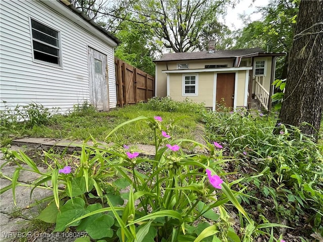 view of yard featuring an outbuilding and fence