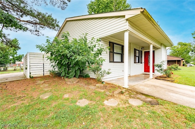 1501 M Cir, Barling, AR 72923 - view of front facade with a porch and a front yard