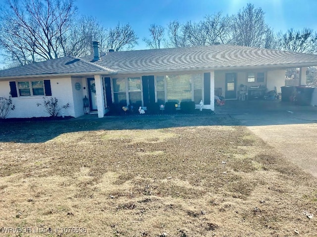 ranch-style house featuring a front lawn