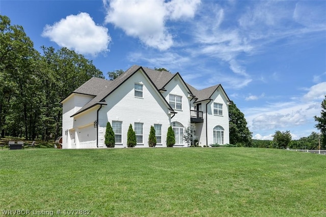 view of front of house featuring a front lawn and a garage