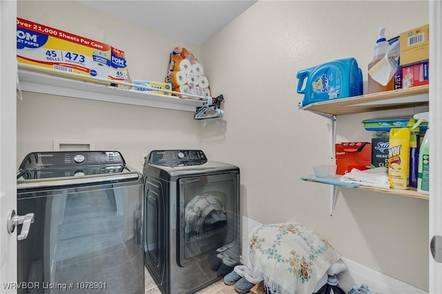 laundry room with tile patterned flooring and independent washer and dryer