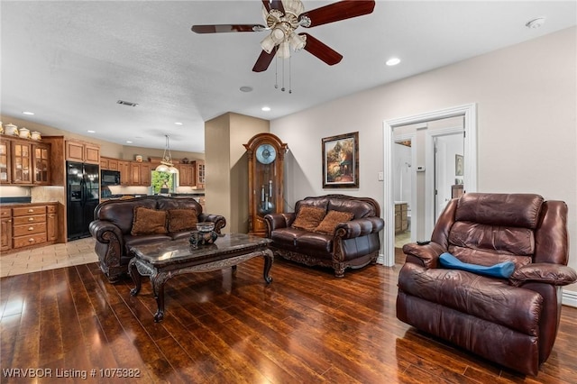 living room with light wood-style floors, recessed lighting, visible vents, and ceiling fan