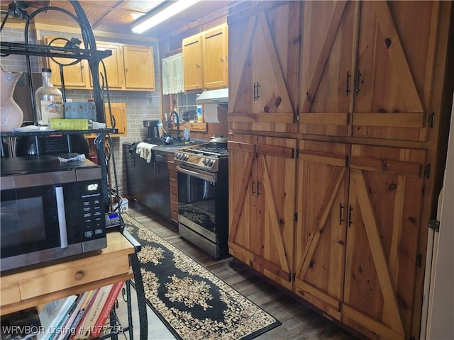 kitchen with sink, dark hardwood / wood-style floors, decorative backsplash, light brown cabinetry, and appliances with stainless steel finishes