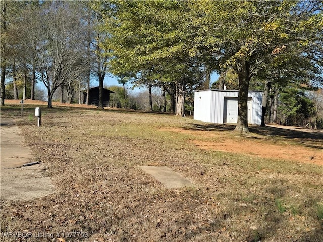 view of yard with a shed