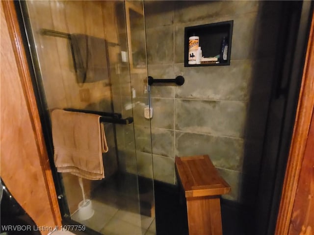 bathroom featuring tiled shower