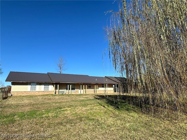 ranch-style home with a front lawn