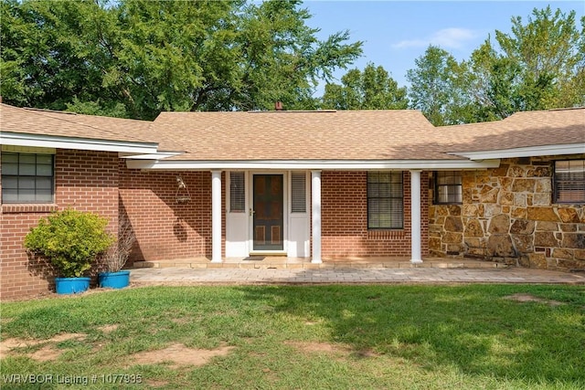 view of front of house with a front lawn