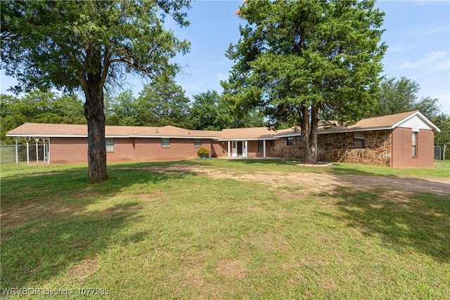 single story home featuring a front lawn