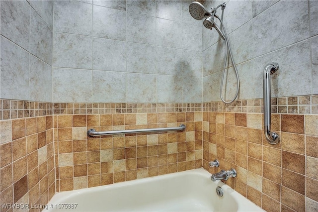 bathroom featuring tiled shower / bath combo