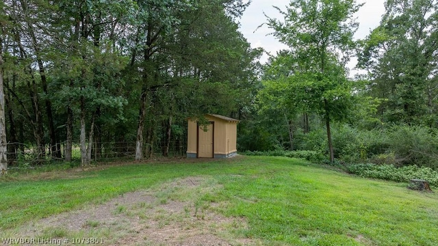 view of yard with a storage unit